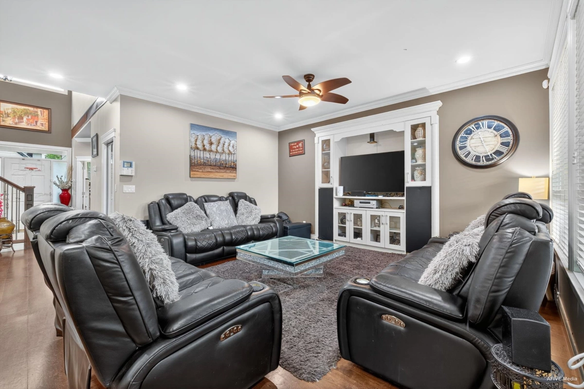 Walk-In Closet Photo of 17372 64a Avenue, Surrey, BC