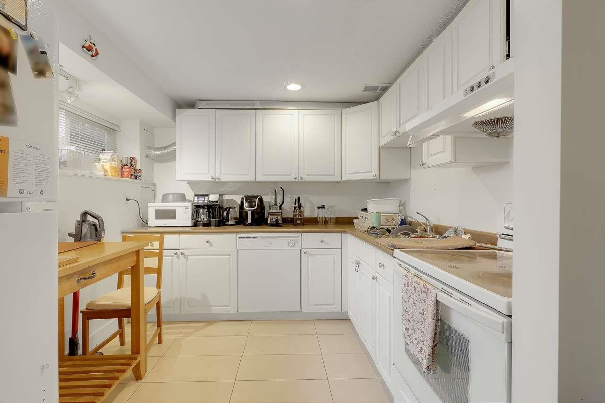 Hallway Photo of 1493 54 Street, Delta, BC