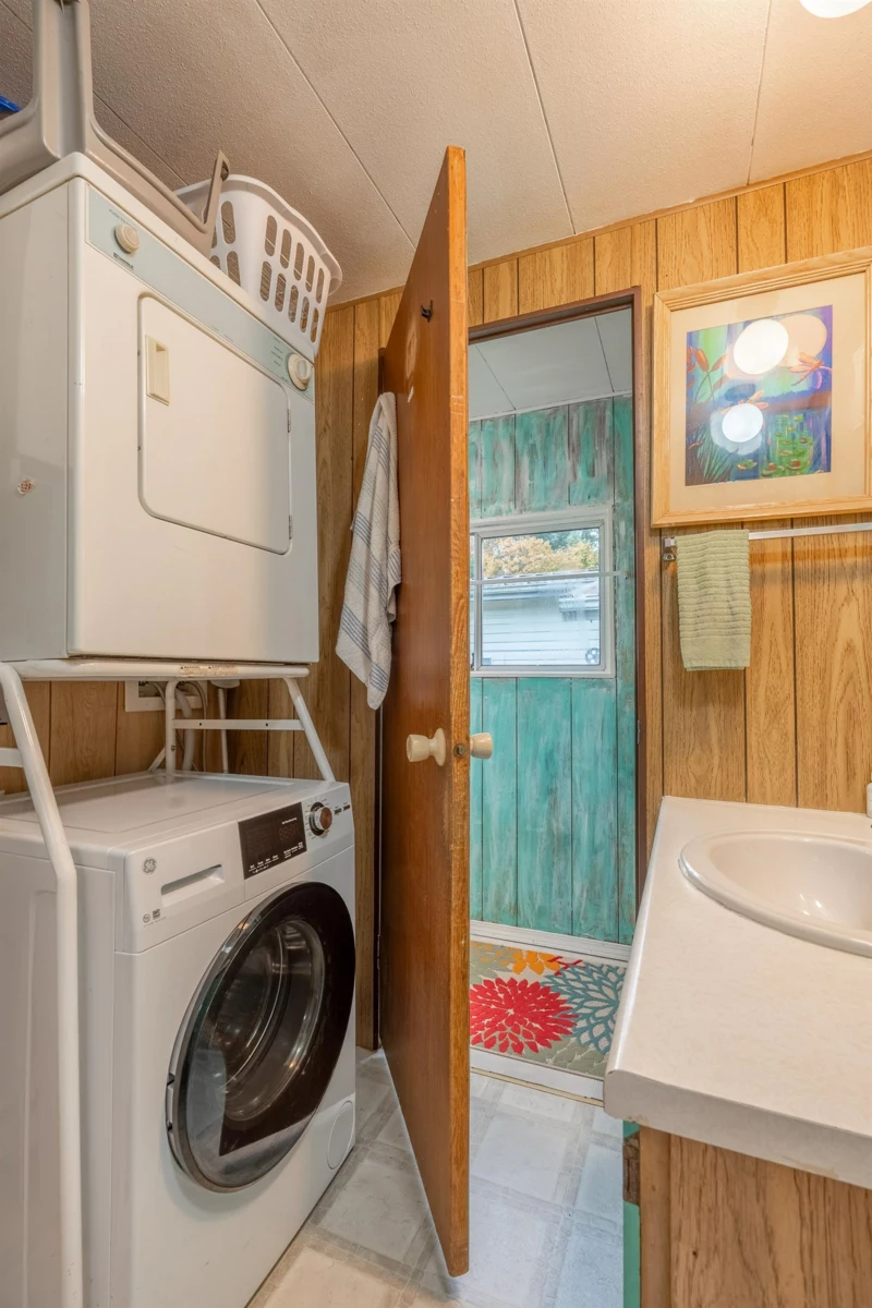 Guest Bathroom Photo of 1 4514 Sunshine Coast Highway, Sechelt, BC
