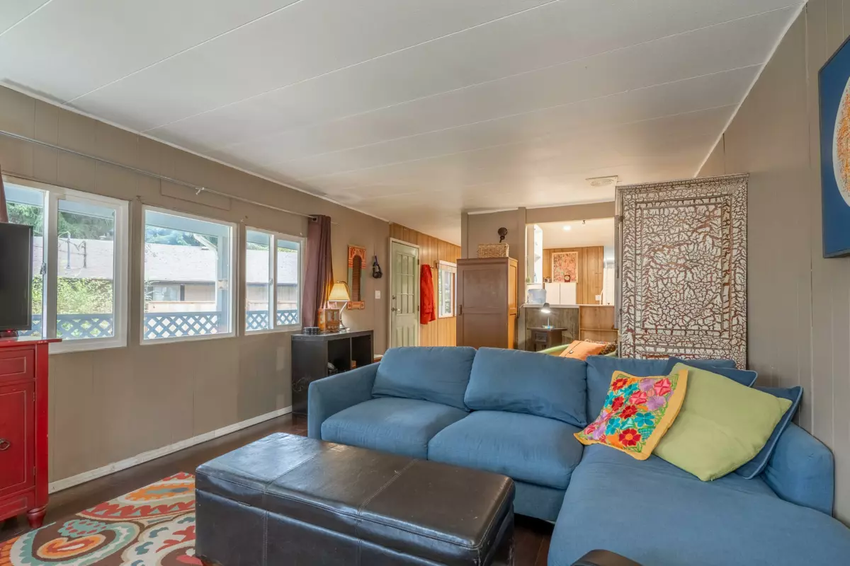 Kitchen Island Photo of 1 4514 Sunshine Coast Highway, Sechelt, BC