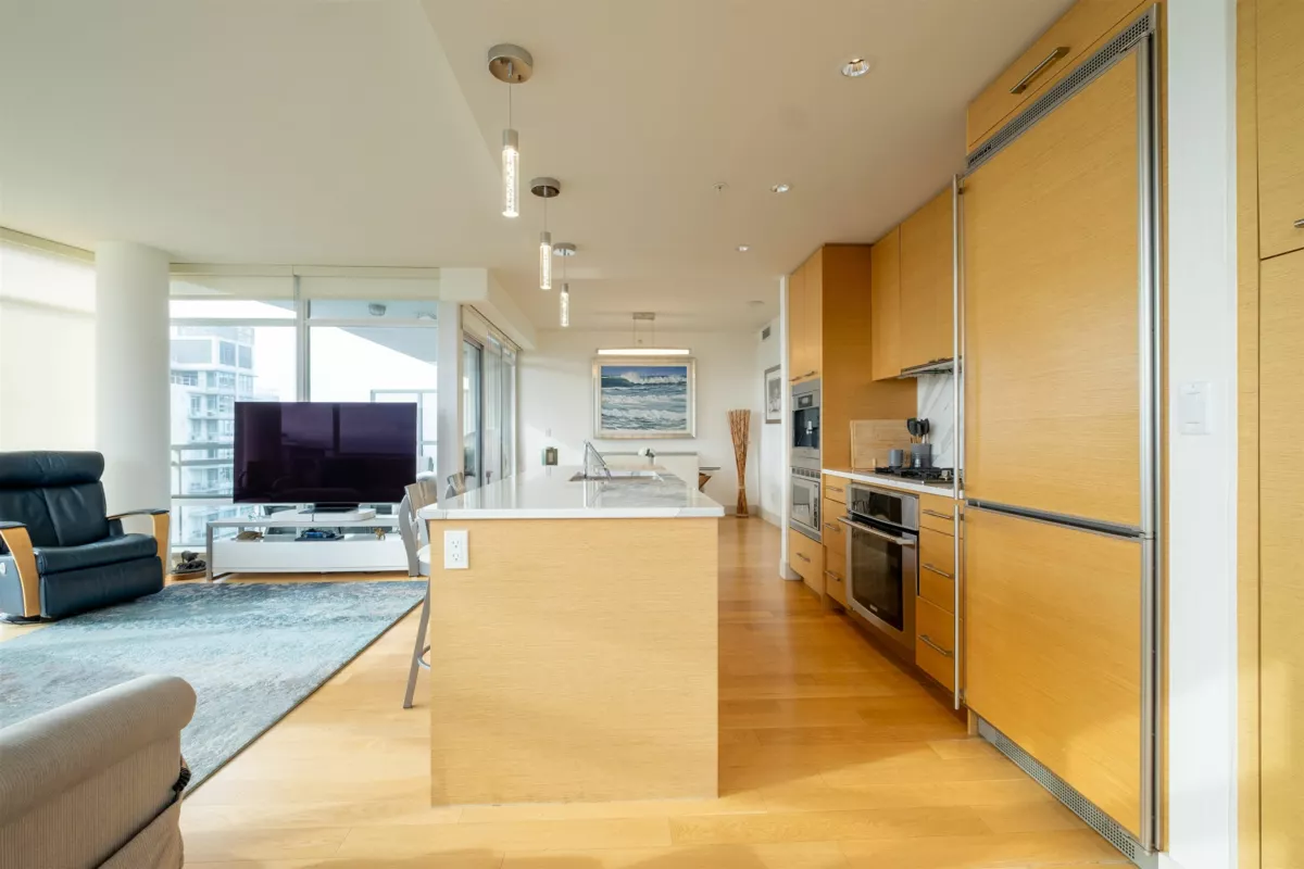 Entry Foyer Photo of 1301 1473 Johnston Road, White Rock, BC