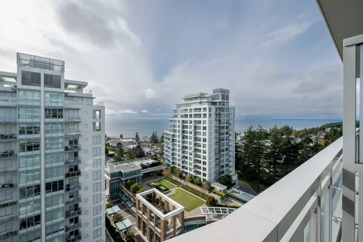 Kitchen Photo of 1301 1473 Johnston Road, White Rock, BC