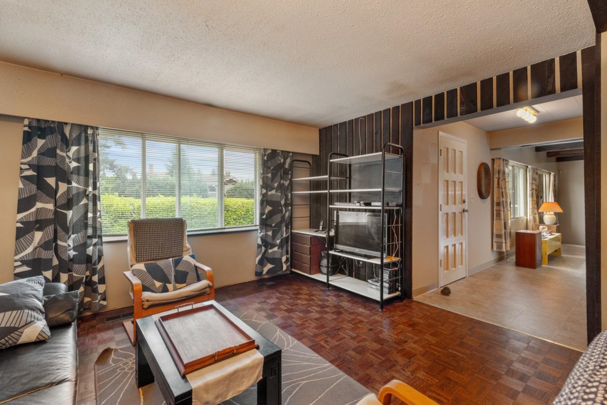 Kitchen Island Photo of 674 Blue Mountain Street, Coquitlam, BC