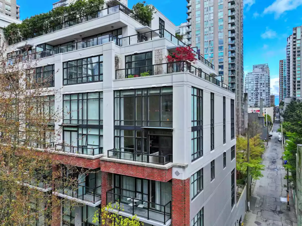 Backyard Photo of 403 988 Richards Street, Vancouver, BC