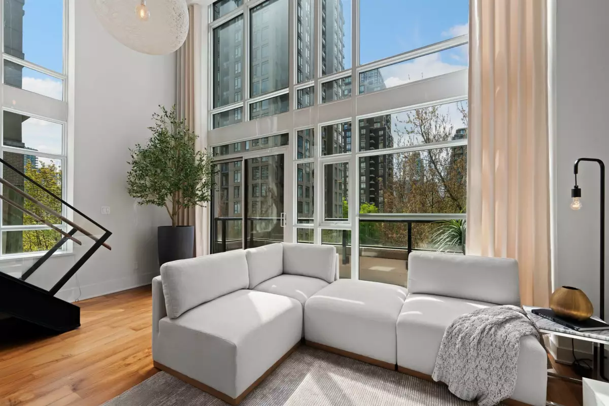 Kitchen Photo of 403 988 Richards Street, Vancouver, BC