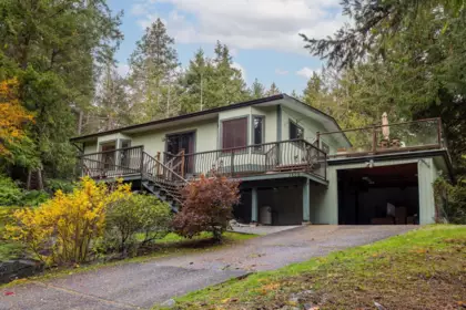 7128 Dale Road, Sechelt, BC, Sechelt District — 3 bed single family residence for sale