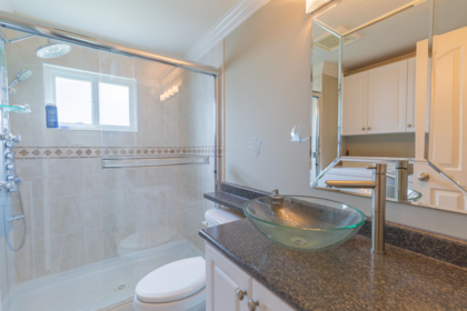 Entry Foyer Photo of 16 8266 King George Boulevard, Surrey, BC