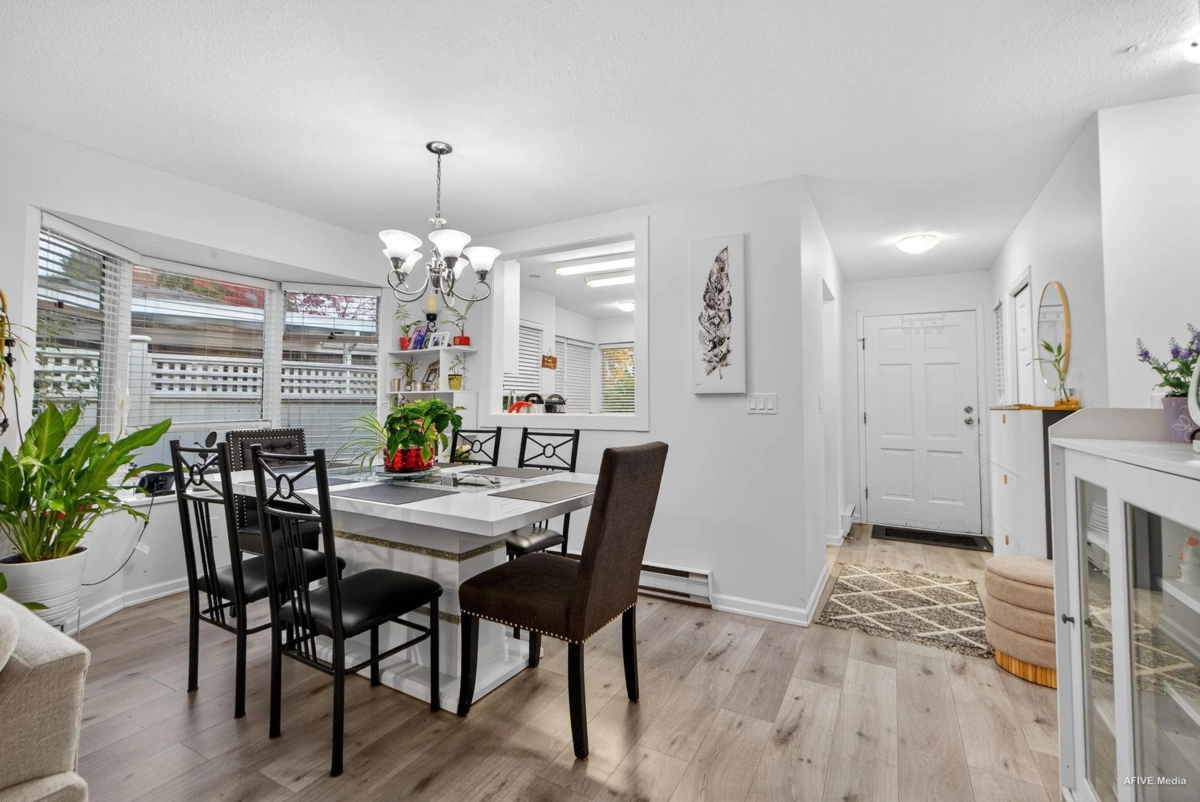 Breakfast Nook Photo of 103 14271 18a Avenue, White Rock, BC