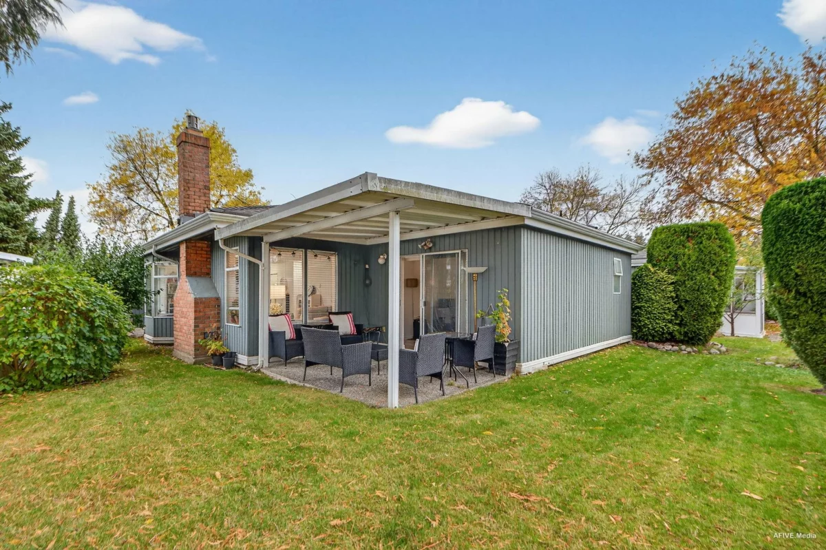 Entry Foyer Photo of 103 14271 18a Avenue, White Rock, BC