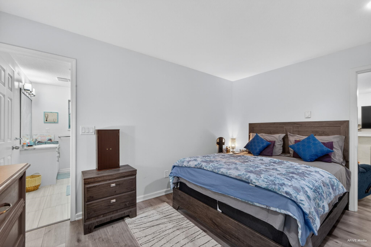 Guest Bathroom Photo of 103 14271 18a Avenue, White Rock, BC