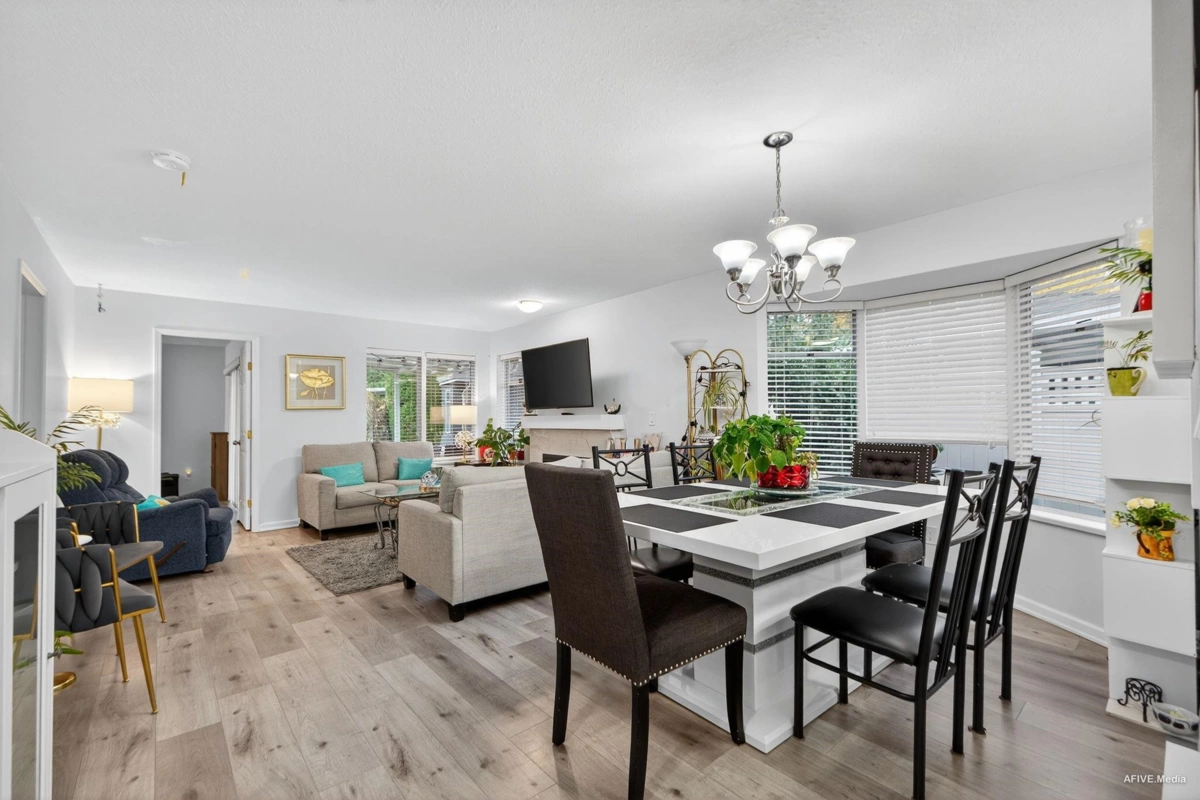 Kitchen Island Photo of 103 14271 18a Avenue, White Rock, BC