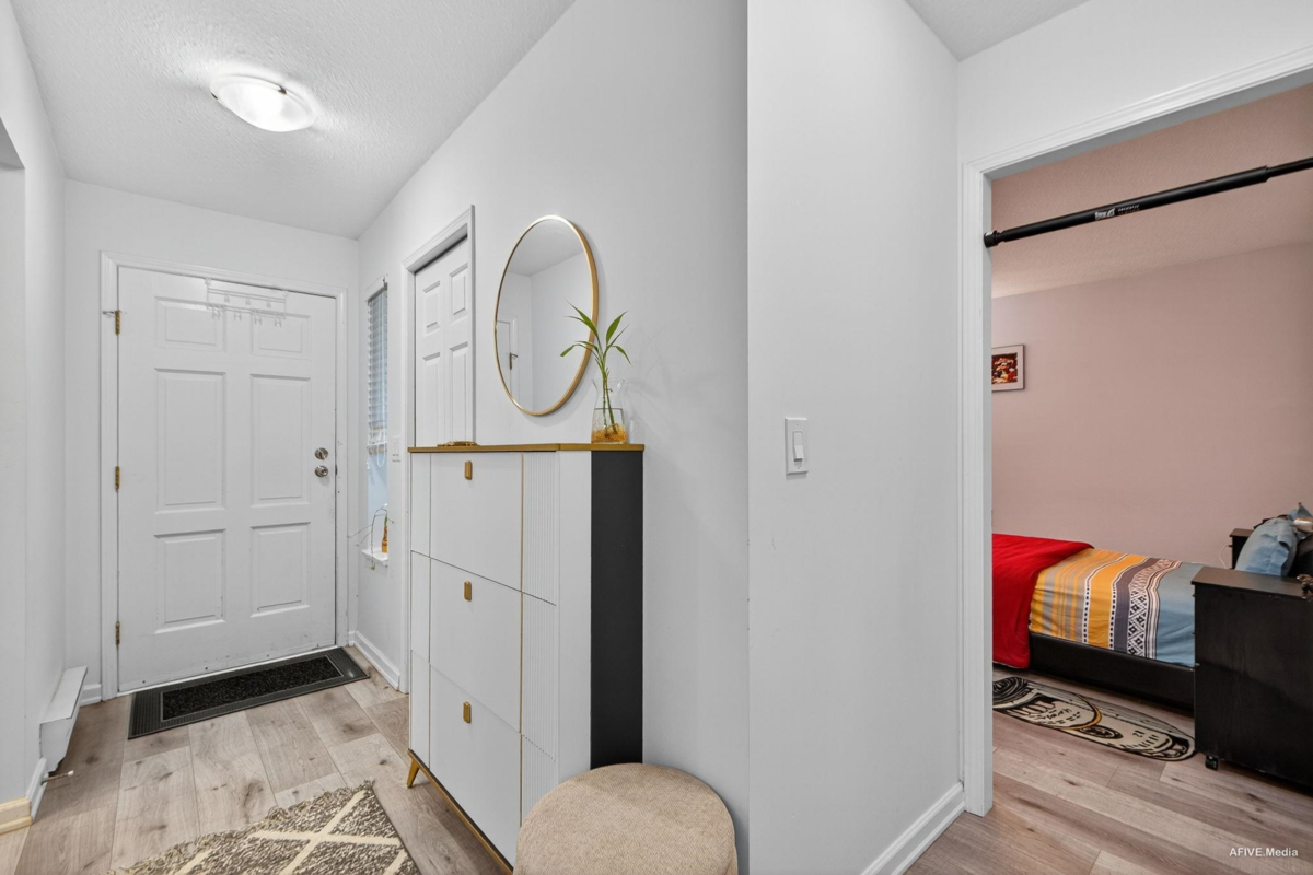 Kitchen Photo of 103 14271 18a Avenue, White Rock, BC