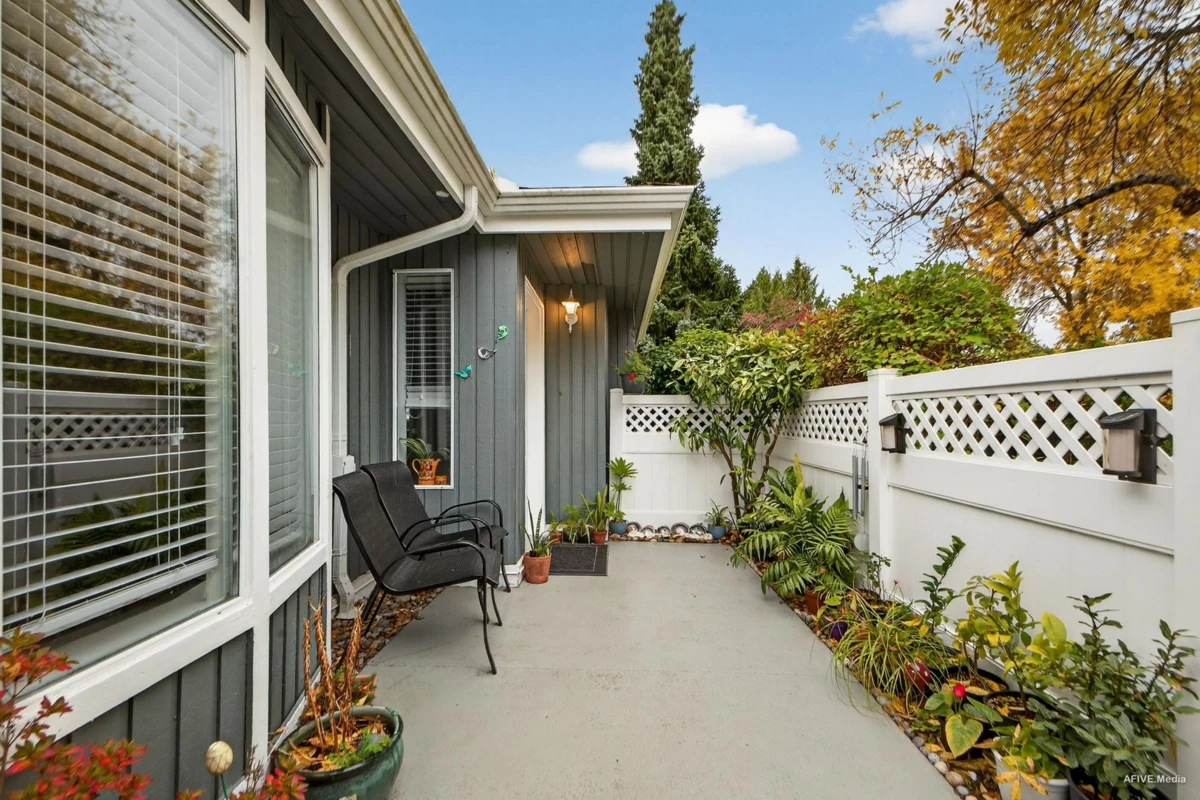 Living Room Photo of 103 14271 18a Avenue, White Rock, BC
