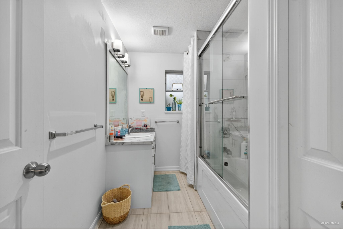 Powder Room Photo of 103 14271 18a Avenue, White Rock, BC