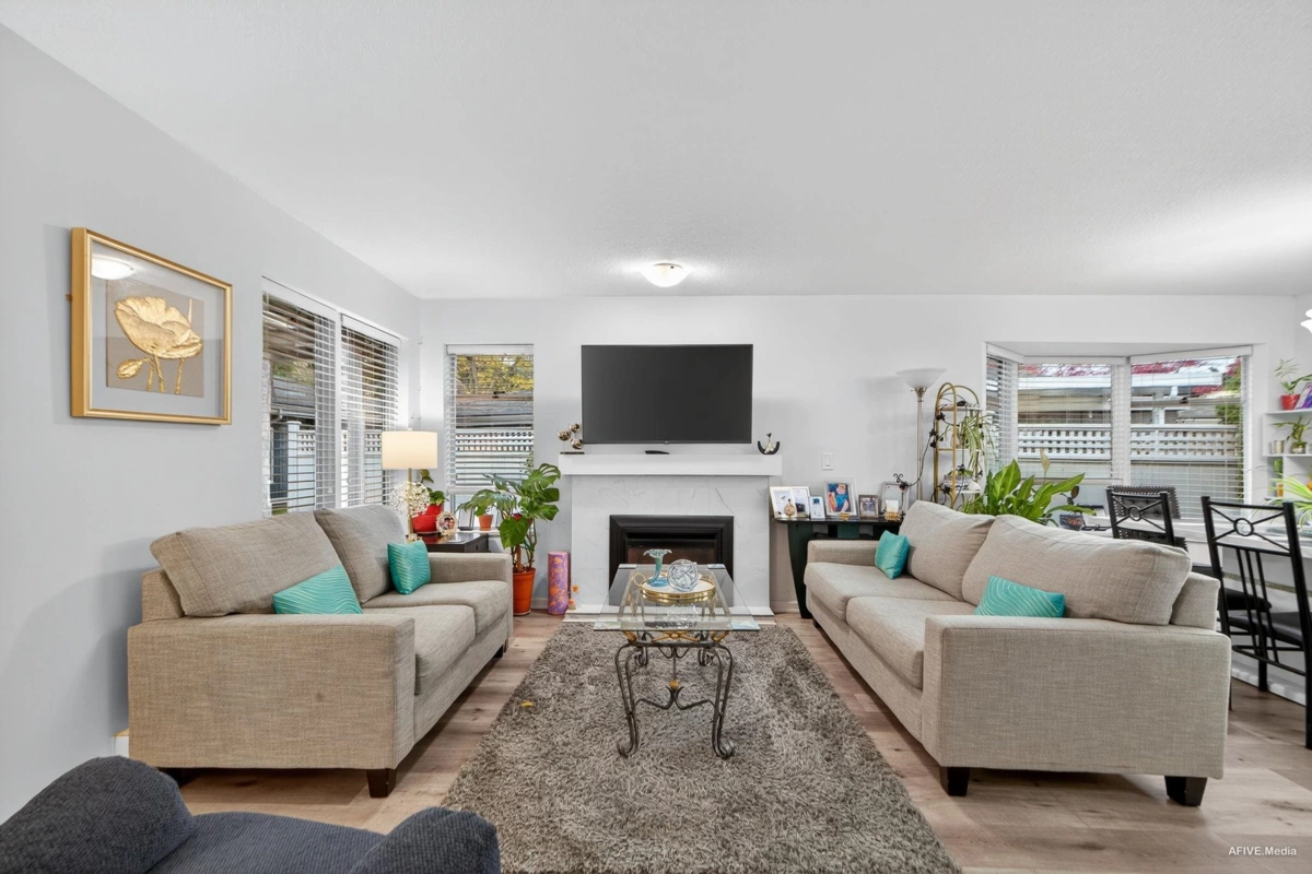 Primary Bathroom Photo of 103 14271 18a Avenue, White Rock, BC