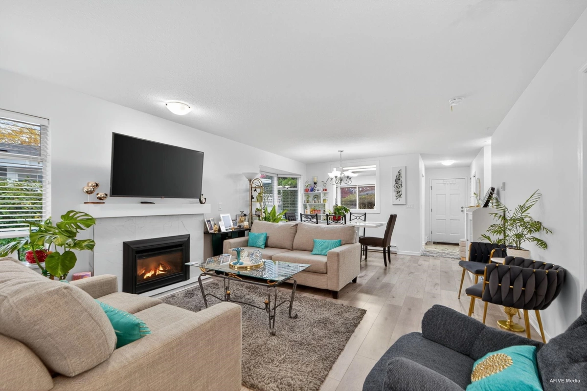 Walk-In Closet Photo of 103 14271 18a Avenue, White Rock, BC