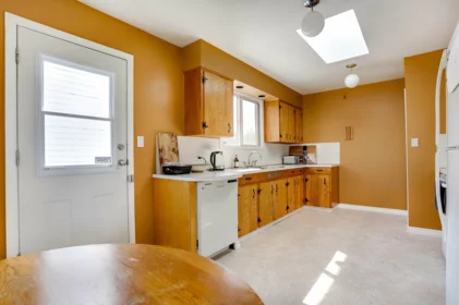 Breakfast Nook Photo of 15568 Thrift Avenue, White Rock, BC