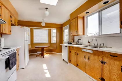 Kitchen Island Photo of 15568 Thrift Avenue, White Rock, BC