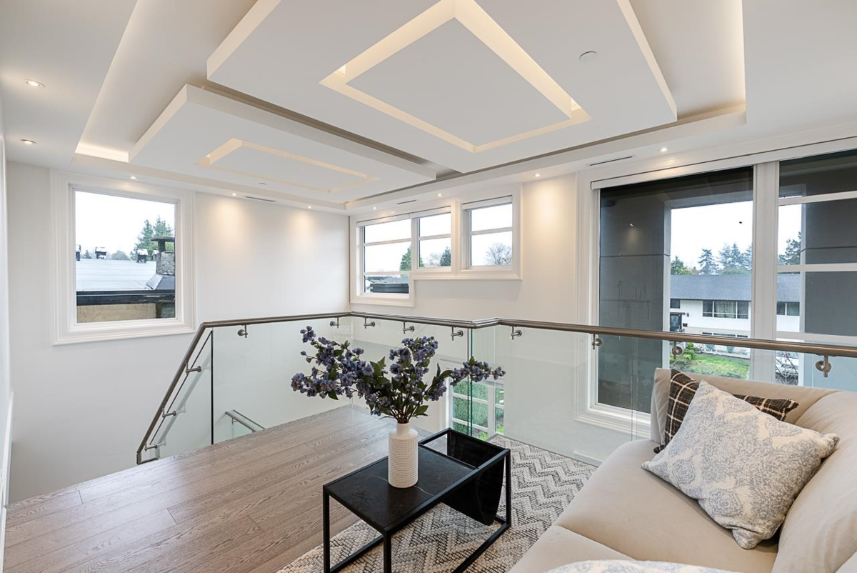 Powder Room Photo of 14237 Vine Avenue, White Rock, BC