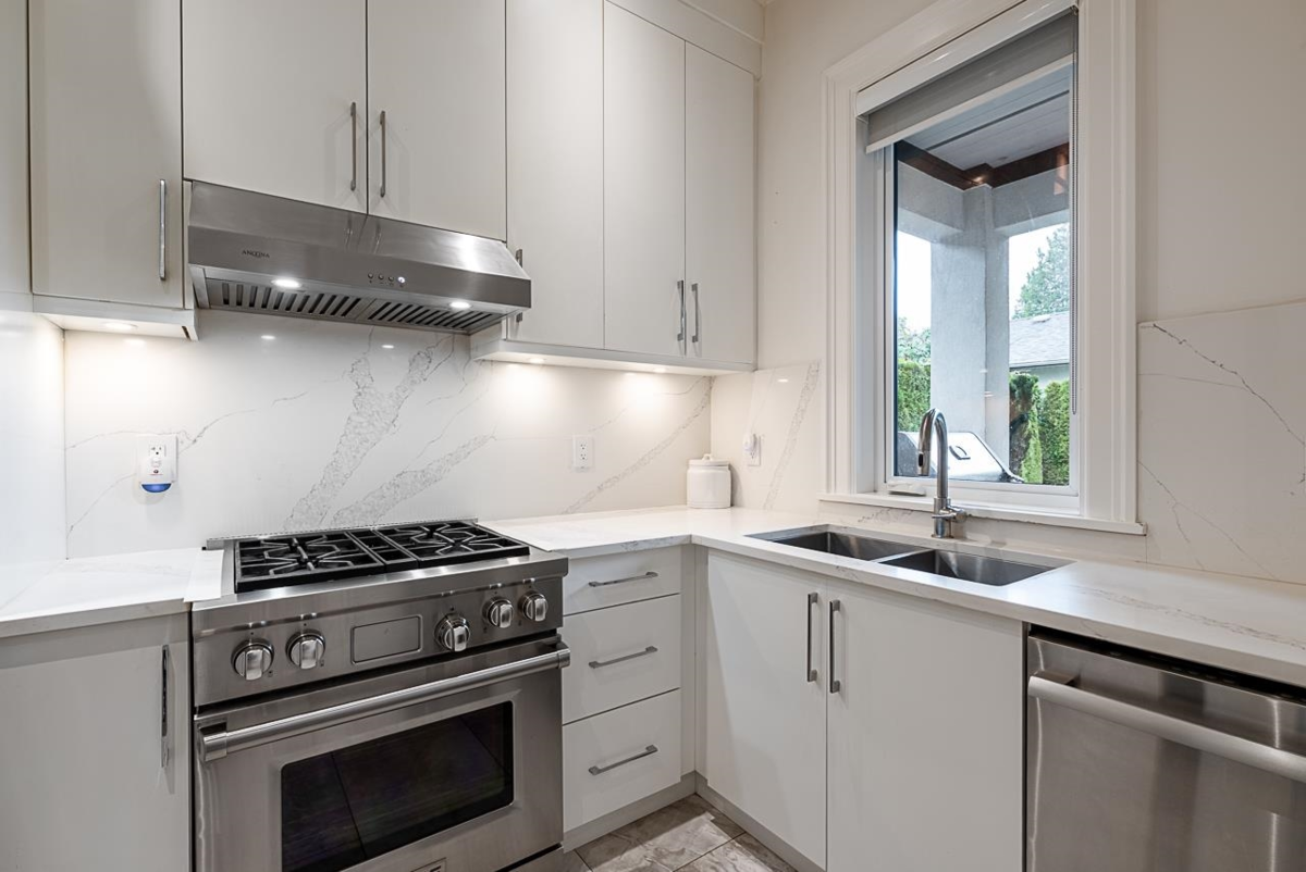 Primary Bedroom Photo of 14237 Vine Avenue, White Rock, BC