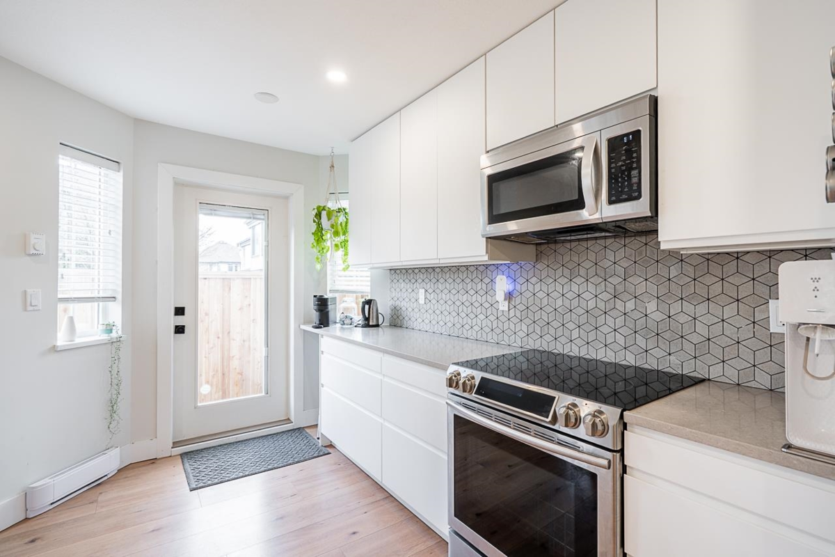 Kitchen Island Photo of 19 8338 158 Street, Surrey, BC