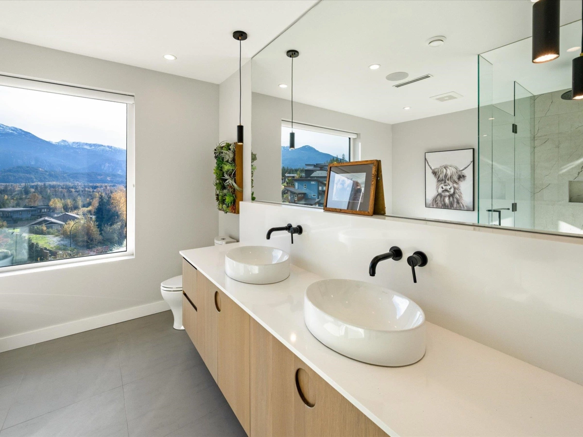 Hallway Photo of 41337 Horizon Drive, Squamish, BC