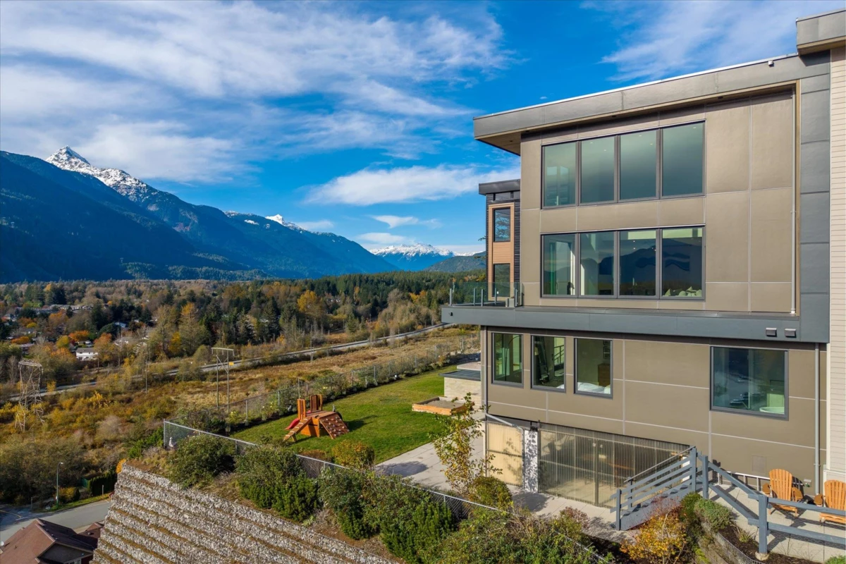 Living Room Photo of 41337 Horizon Drive, Squamish, BC