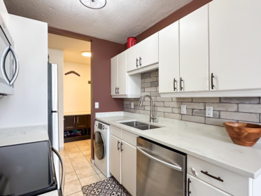 Kitchen Island Photo of 502 320 Royal Avenue, New Westminster, BC