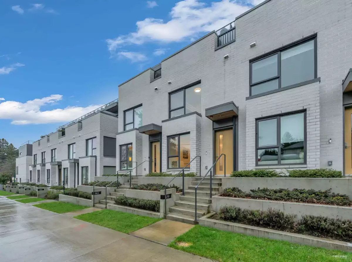 Front Yard Photo of 659 W 30th Avenue, Vancouver, BC