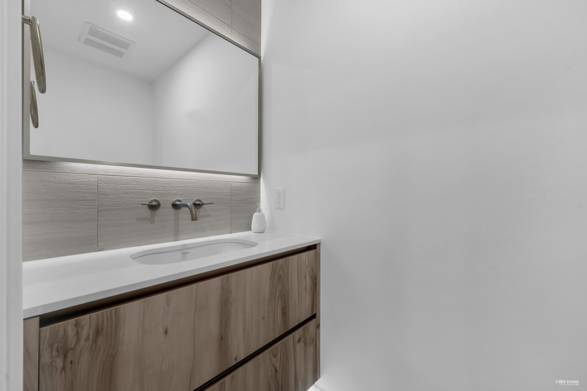 Laundry Room Photo of 659 W 30th Avenue, Vancouver, BC