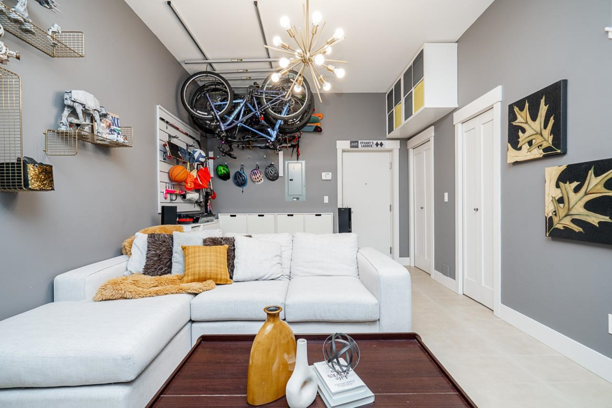 Swimming Pool Photo of 5946 Oak Street, Vancouver, BC