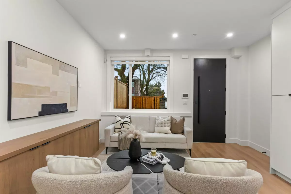 Living Room Photo of 1 435 E 47th Avenue, Vancouver, BC