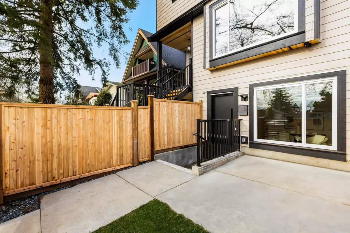 Walk-In Closet Photo of 1 435 E 47th Avenue, Vancouver, BC