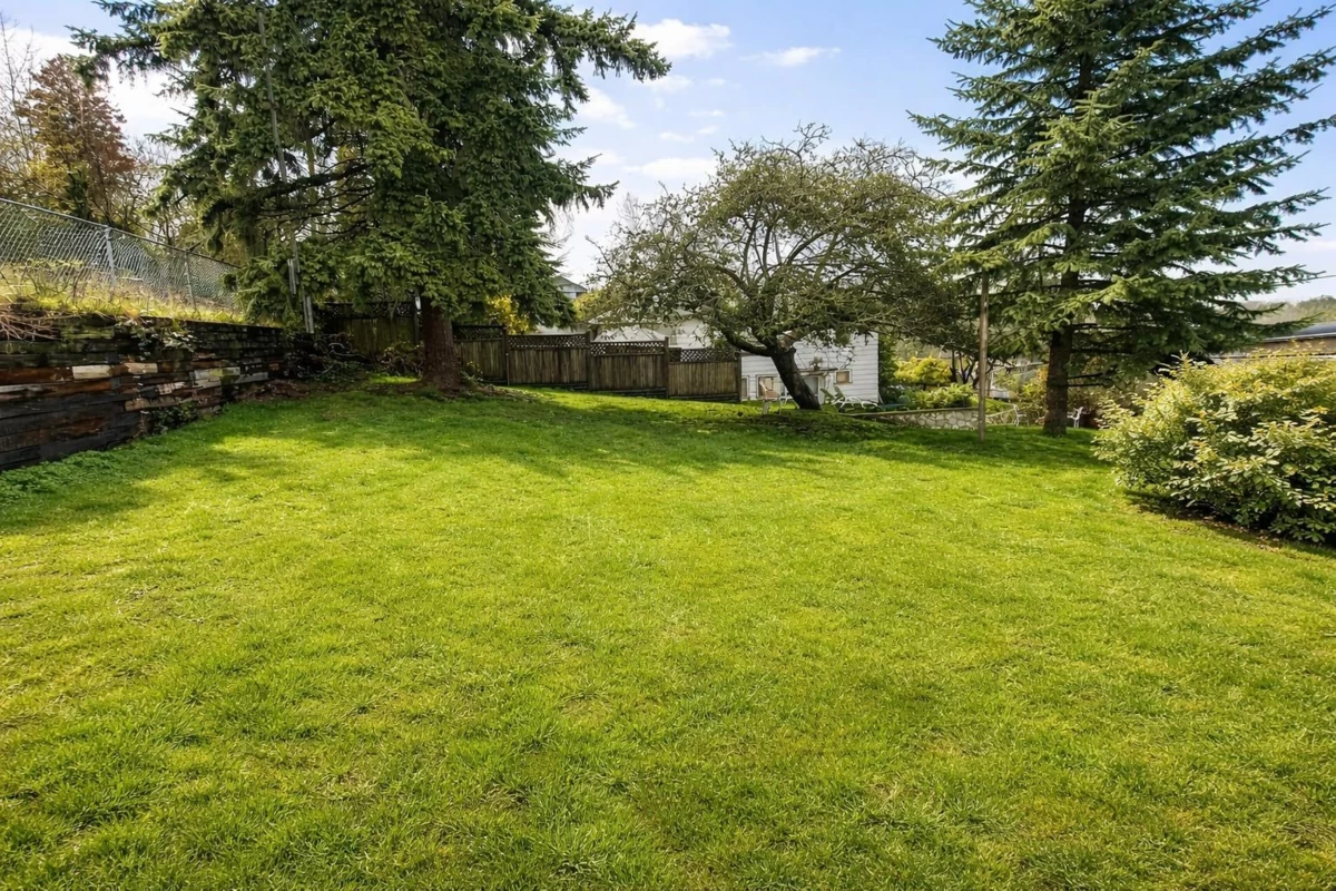 Bedroom 2 Photo of 525 Sixteenth Street, New Westminster, BC