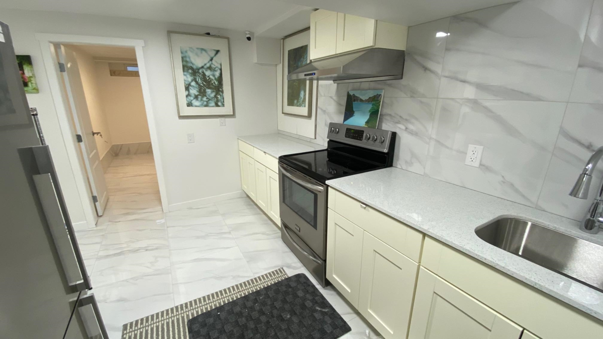 Kitchen Island Photo of 525 Sixteenth Street, New Westminster, BC