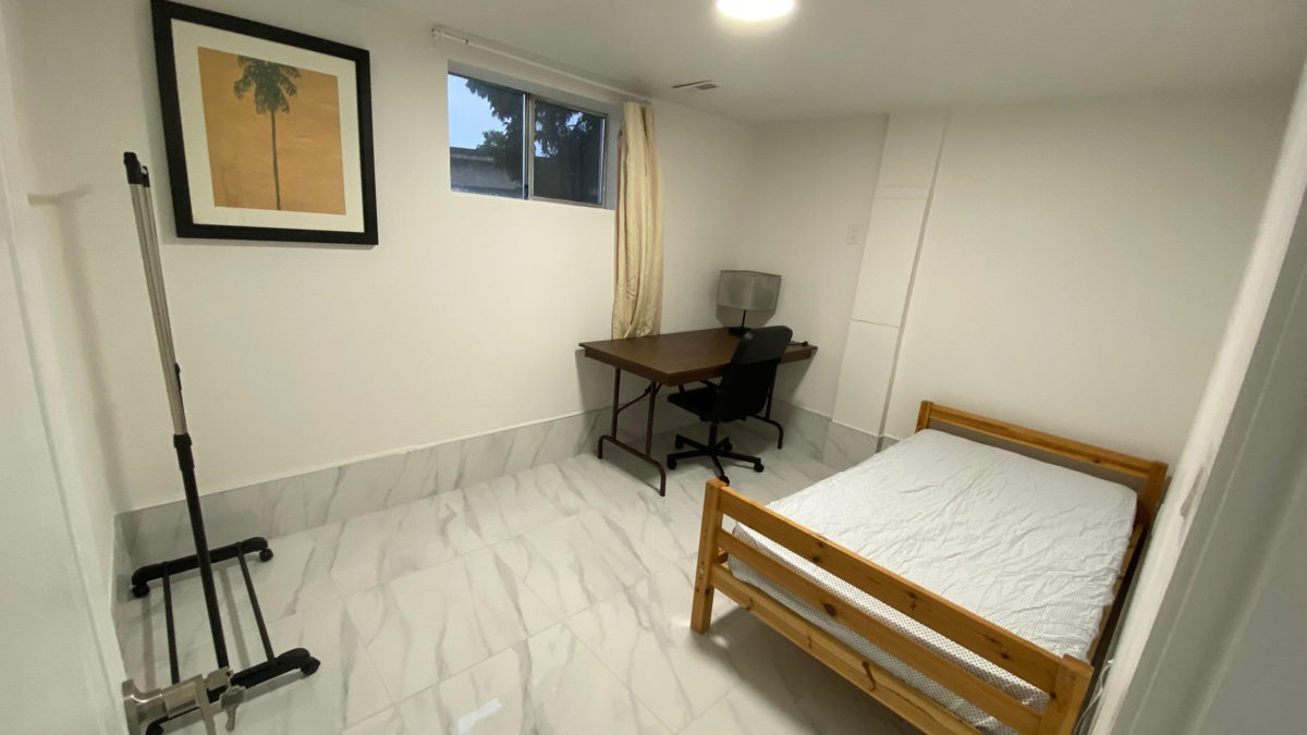 Walk-In Closet Photo of 525 Sixteenth Street, New Westminster, BC