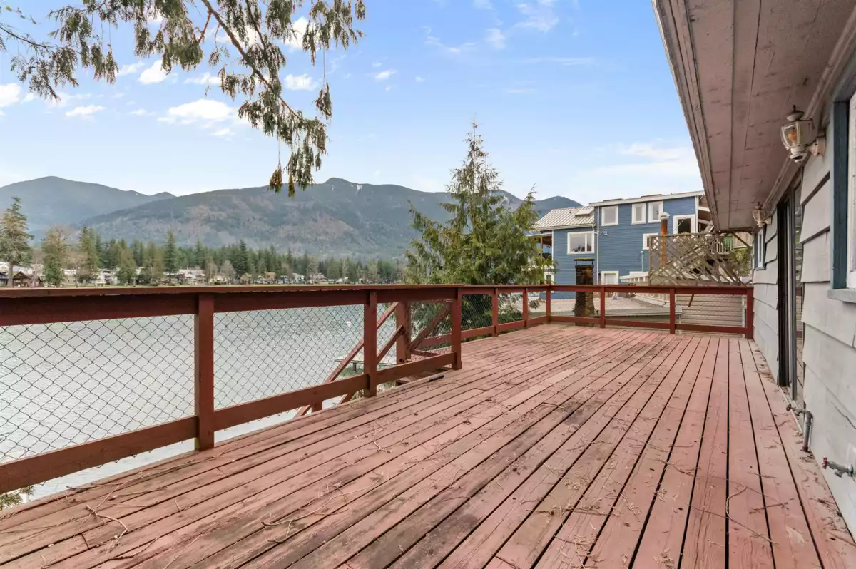 Mudroom Photo of 36 Lakeshore Drive, Cultus Lake, BC