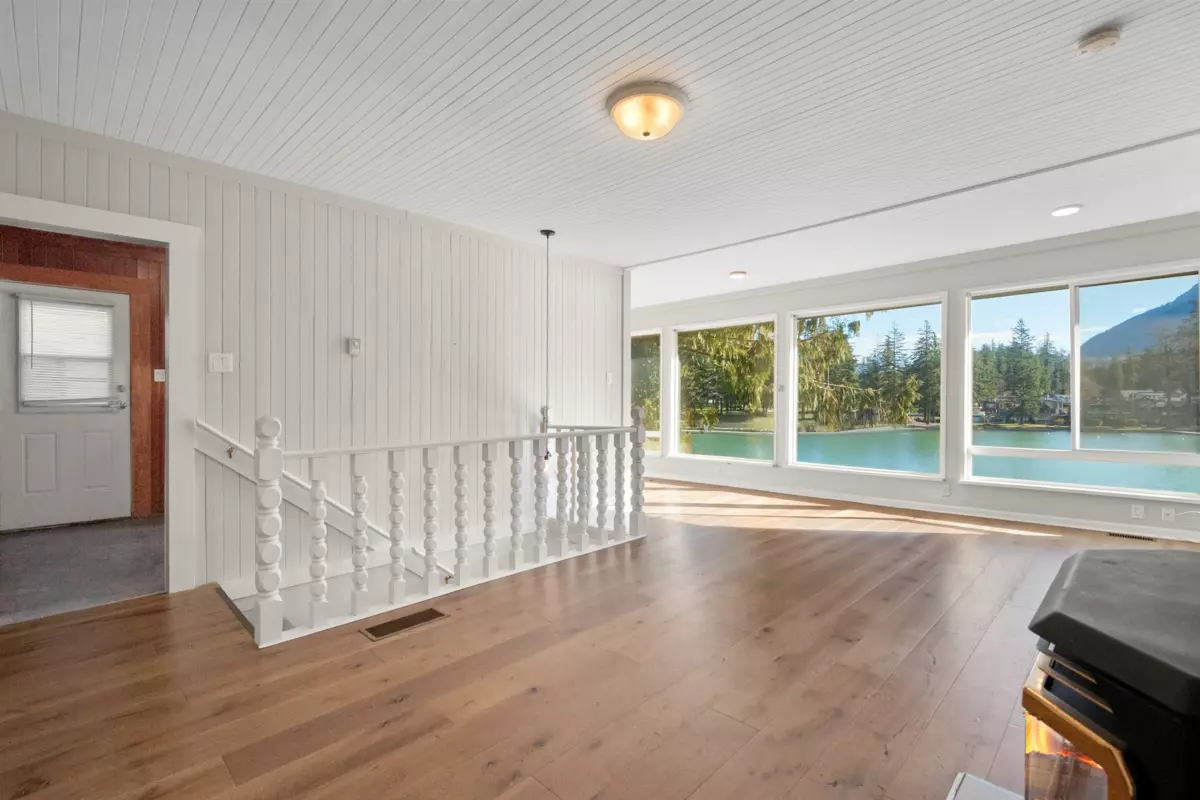 Primary Bathroom Photo of 36 Lakeshore Drive, Cultus Lake, BC