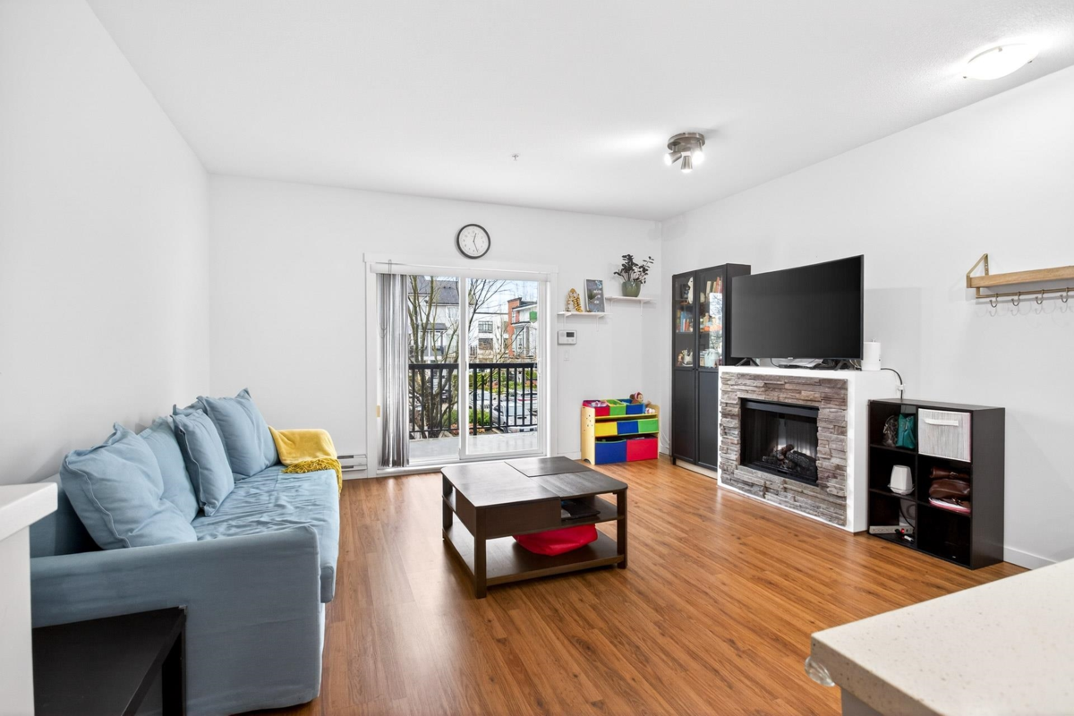 Kitchen Island Photo of 19 19572 Fraser Way, Pitt Meadows, BC
