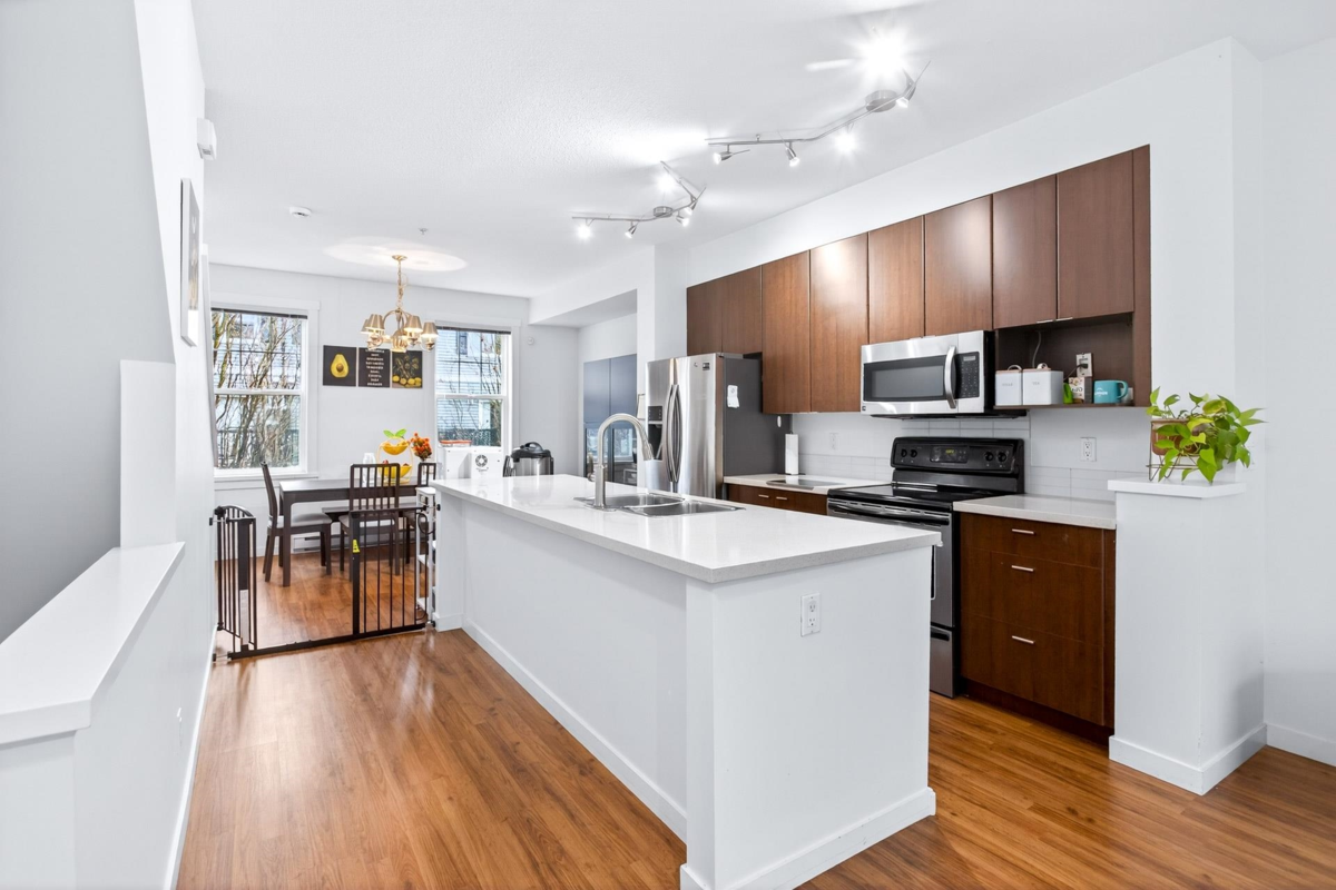 Kitchen Photo of 19 19572 Fraser Way, Pitt Meadows, BC