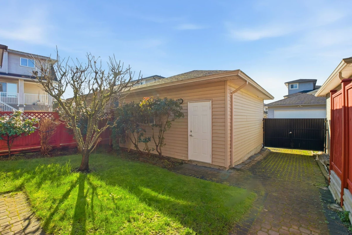 Backyard Photo of 208 Hume Street, New Westminster, BC