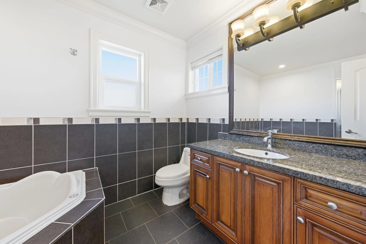 Entry Foyer Photo of 208 Hume Street, New Westminster, BC