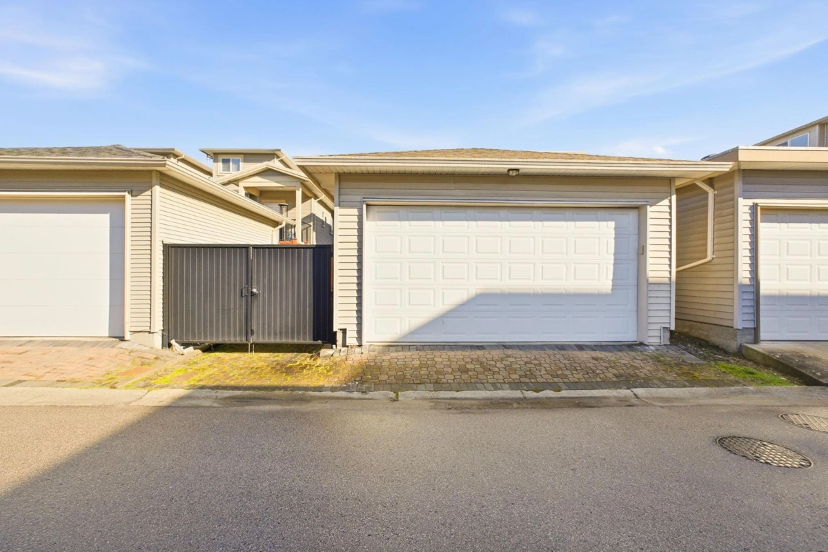 Front Yard Photo of 208 Hume Street, New Westminster, BC