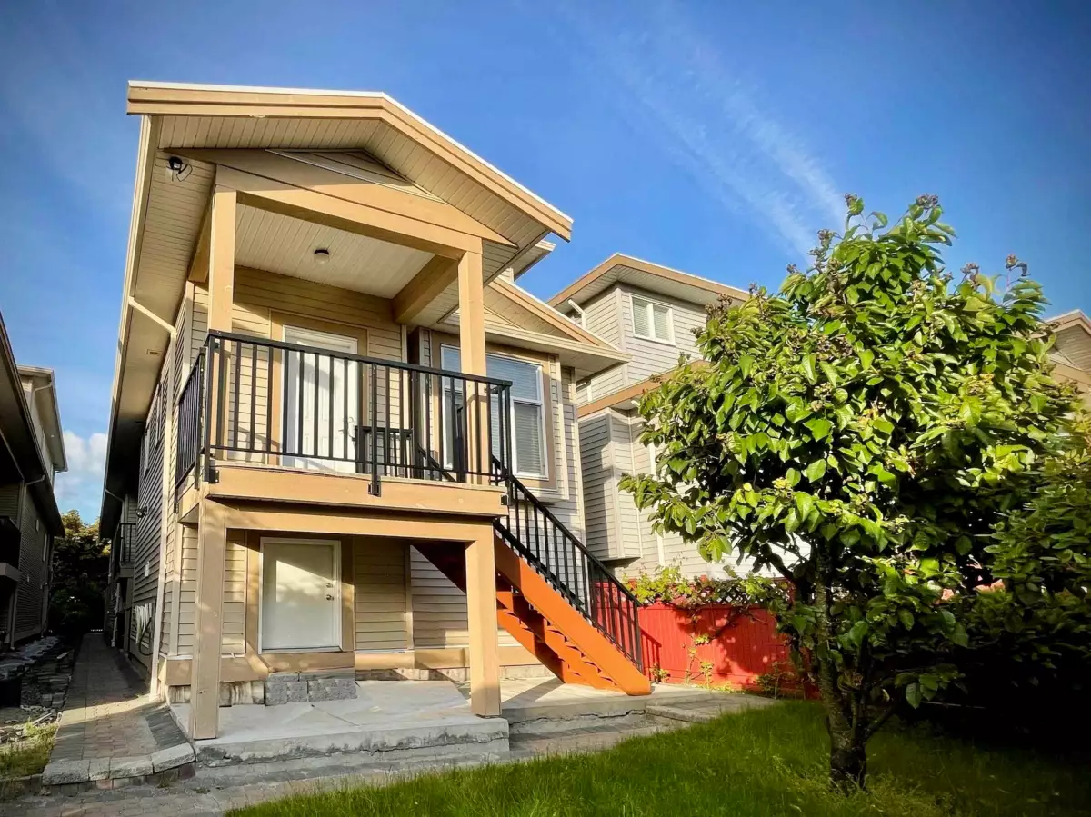 Swimming Pool Photo of 208 Hume Street, New Westminster, BC