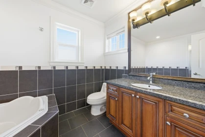 Entry Foyer Photo of 208 Hume Street, New Westminster, BC