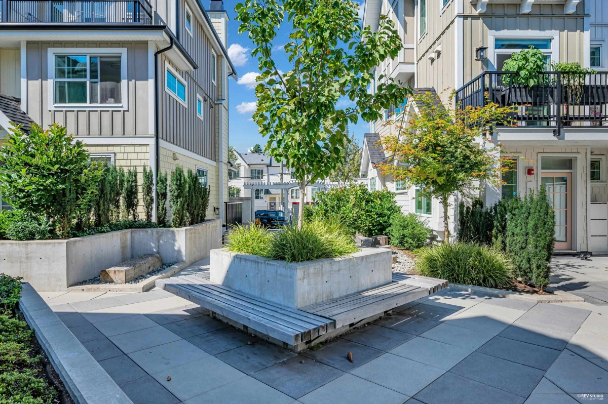 Backyard Photo of 103 707 Robinson Street, Coquitlam, BC
