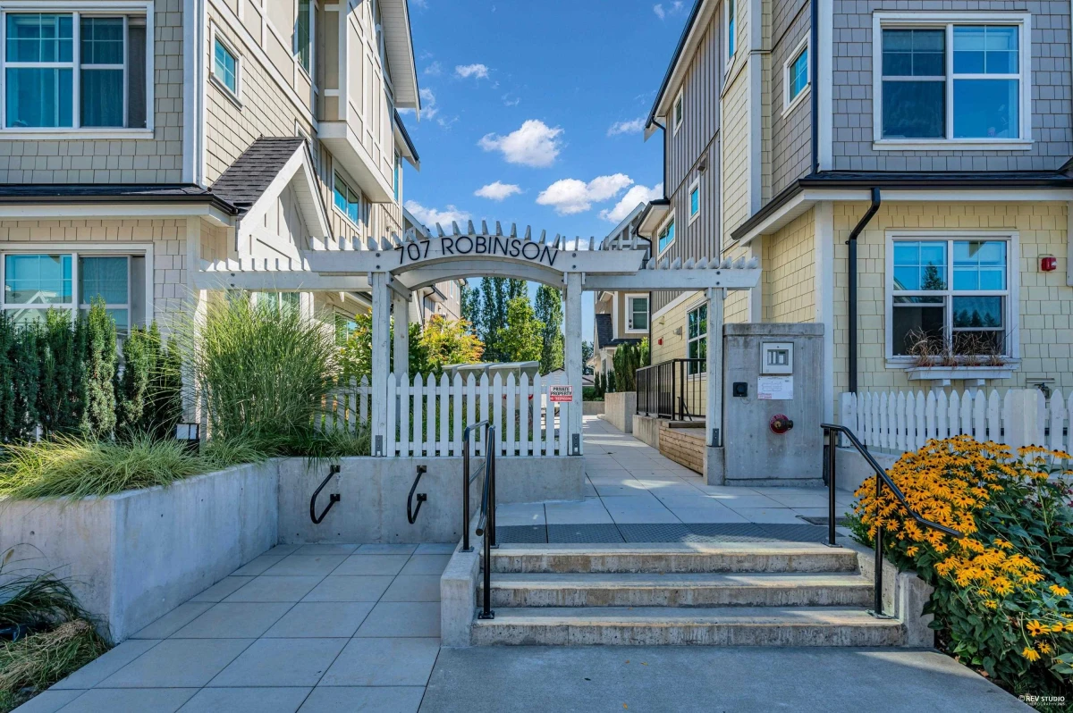 Front Yard Photo of 103 707 Robinson Street, Coquitlam, BC
