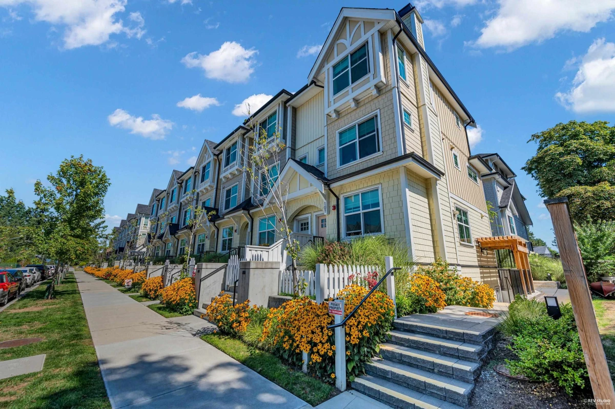 Garden / Landscaping Photo of 103 707 Robinson Street, Coquitlam, BC