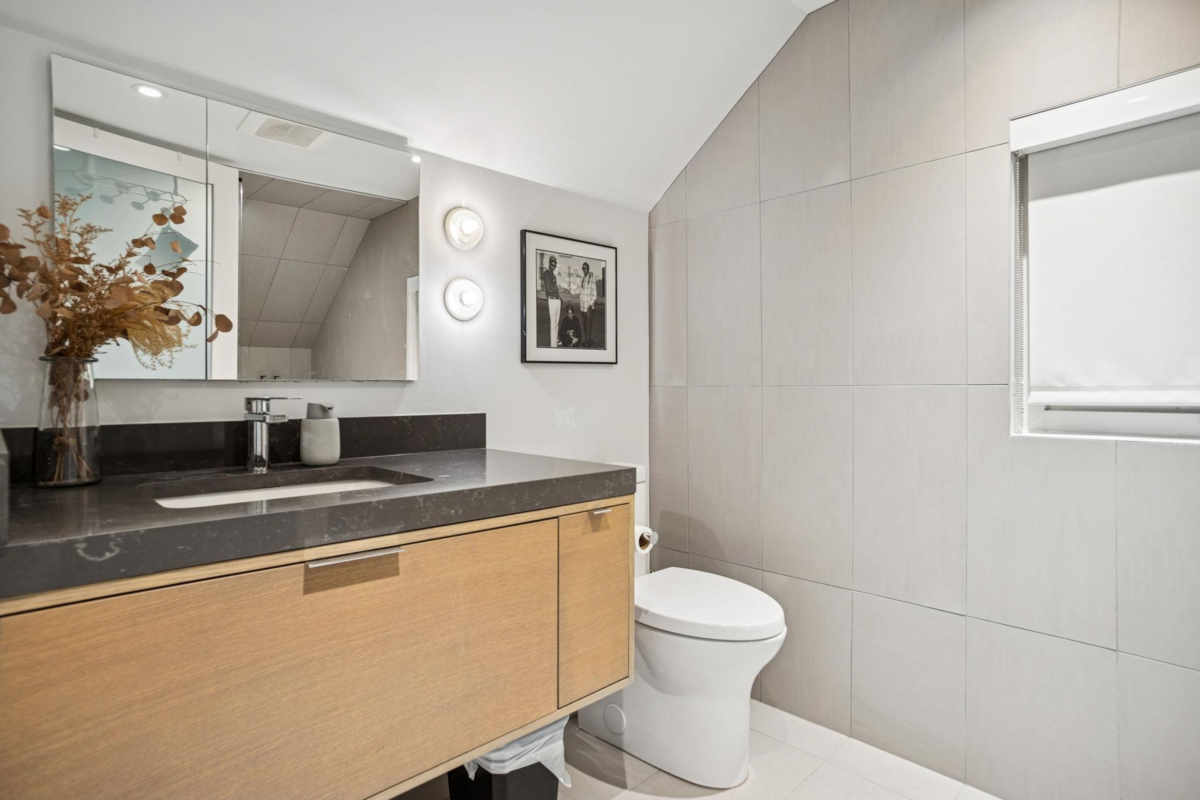 Hallway Photo of 1851 E 16th Avenue, Vancouver, BC