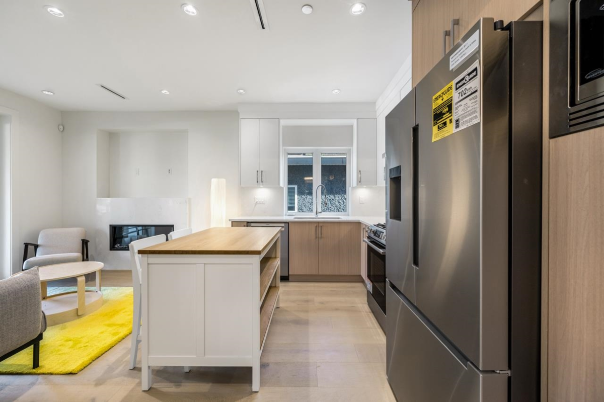 Kitchen Photo of 1 366 E 64th Avenue, Vancouver, BC